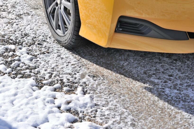 凍った地面とタイヤの写真