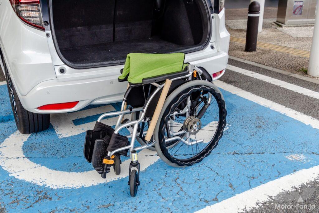 車椅子と車の写真