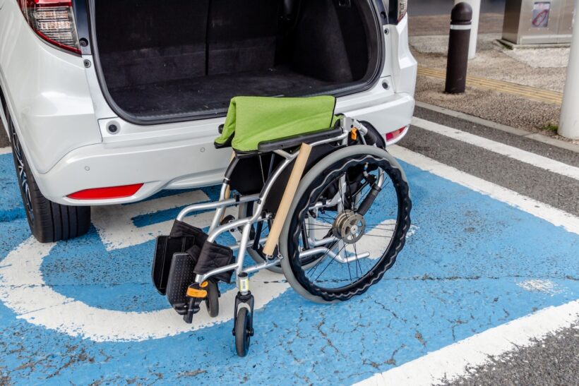 車椅子と車の写真