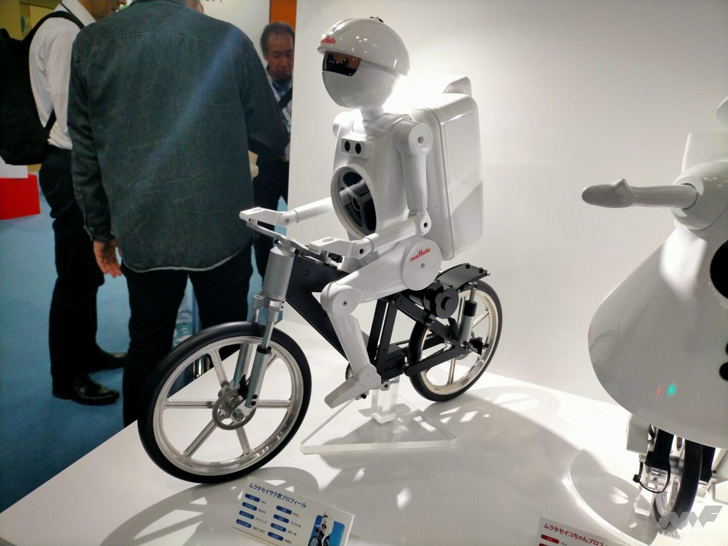 村田製作所のロボット「ムラタセイサク君」は自転車に乗って走る・倒れ 村田製作所のロボット「ムラタセイサク君」は自転車に乗って走る・倒れ