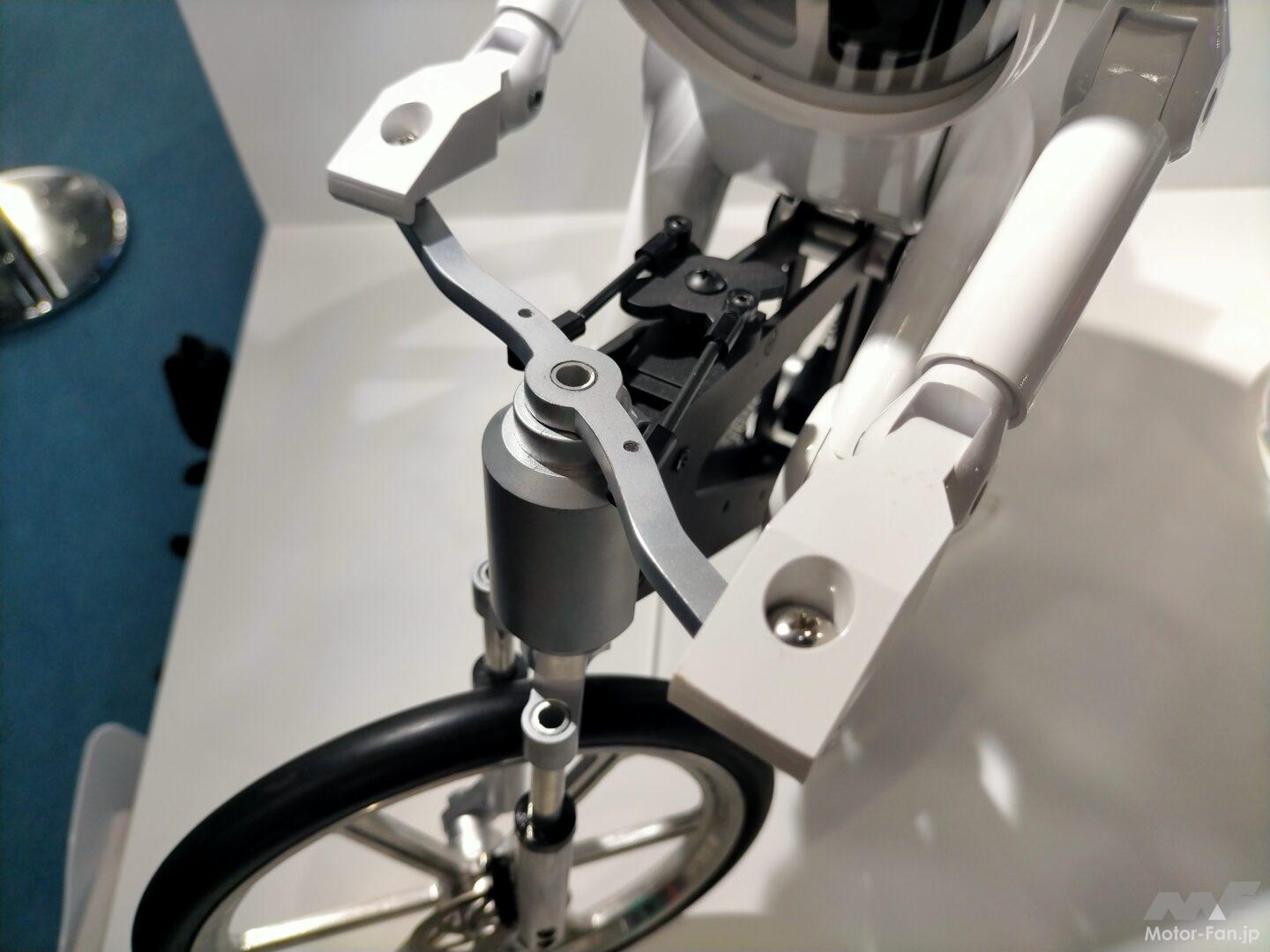 村田製作所のロボット「ムラタセイサク君」は自転車に乗って走る・倒れ