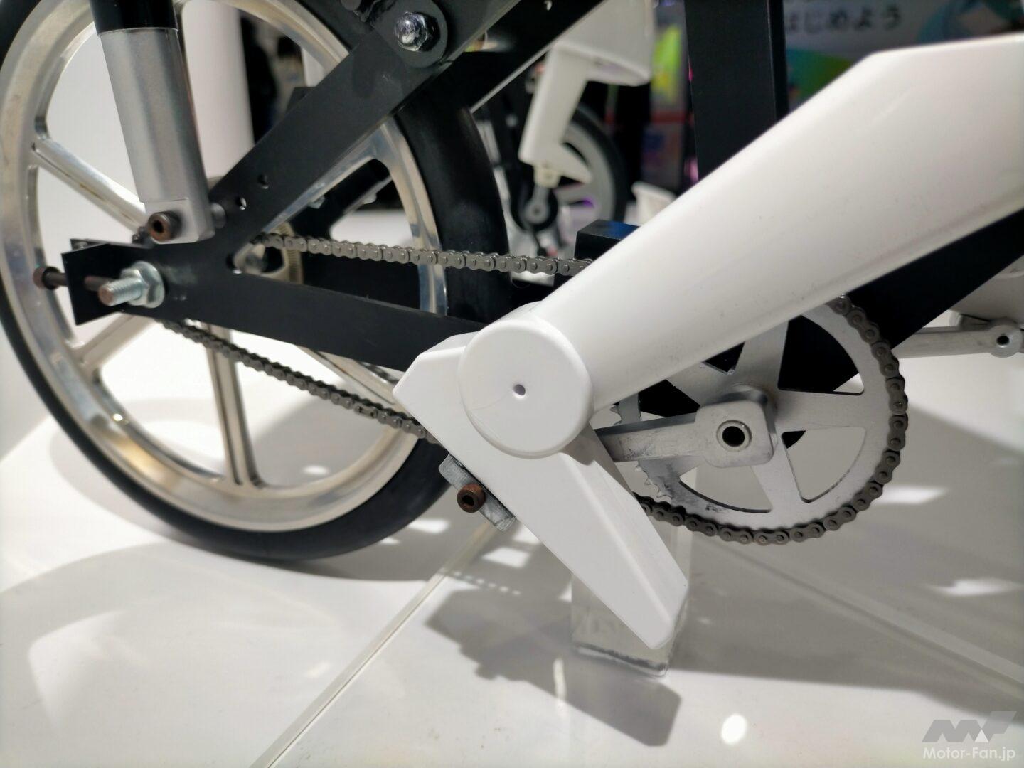 村田製作所のロボット「ムラタセイサク君」は自転車に乗って走る・倒れ