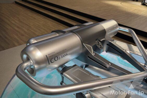 「走れば走るほどCO₂を減らす」マツダの考えるCO₂回収技術「MAZDA MOBILE CARBON CAPTURE」とは？【ジャパンモビリティショー2025】
