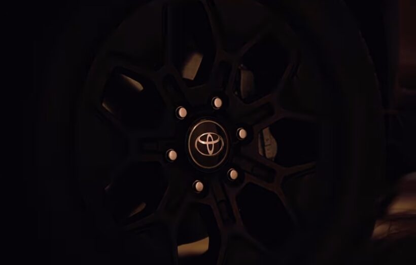 新型トヨタ『ハイラックス』、ついに11月10日公開! ハイブリッドとEV