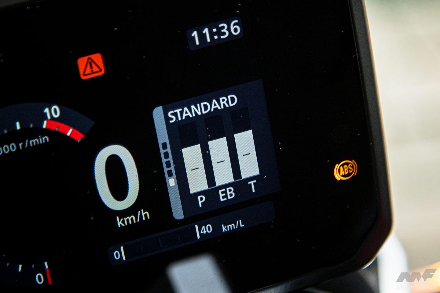 市街地からワインディングまで幅広いシチュエーションや路面状況に合わせて好みの出力特性を選択できるライディングモードを搭載。