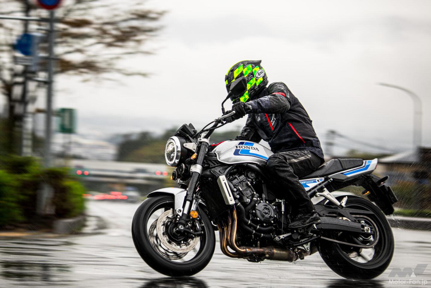 路面が酷く濡れたバイクで走るには最悪のコンディション。なのに、転ぶ気がしないぞ!!