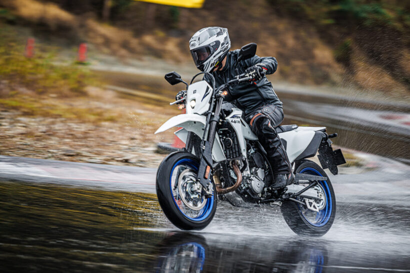 ちぐはぐ感ゼロの“純血”モタードが完成したって!?｜スズキDR-Z400SM