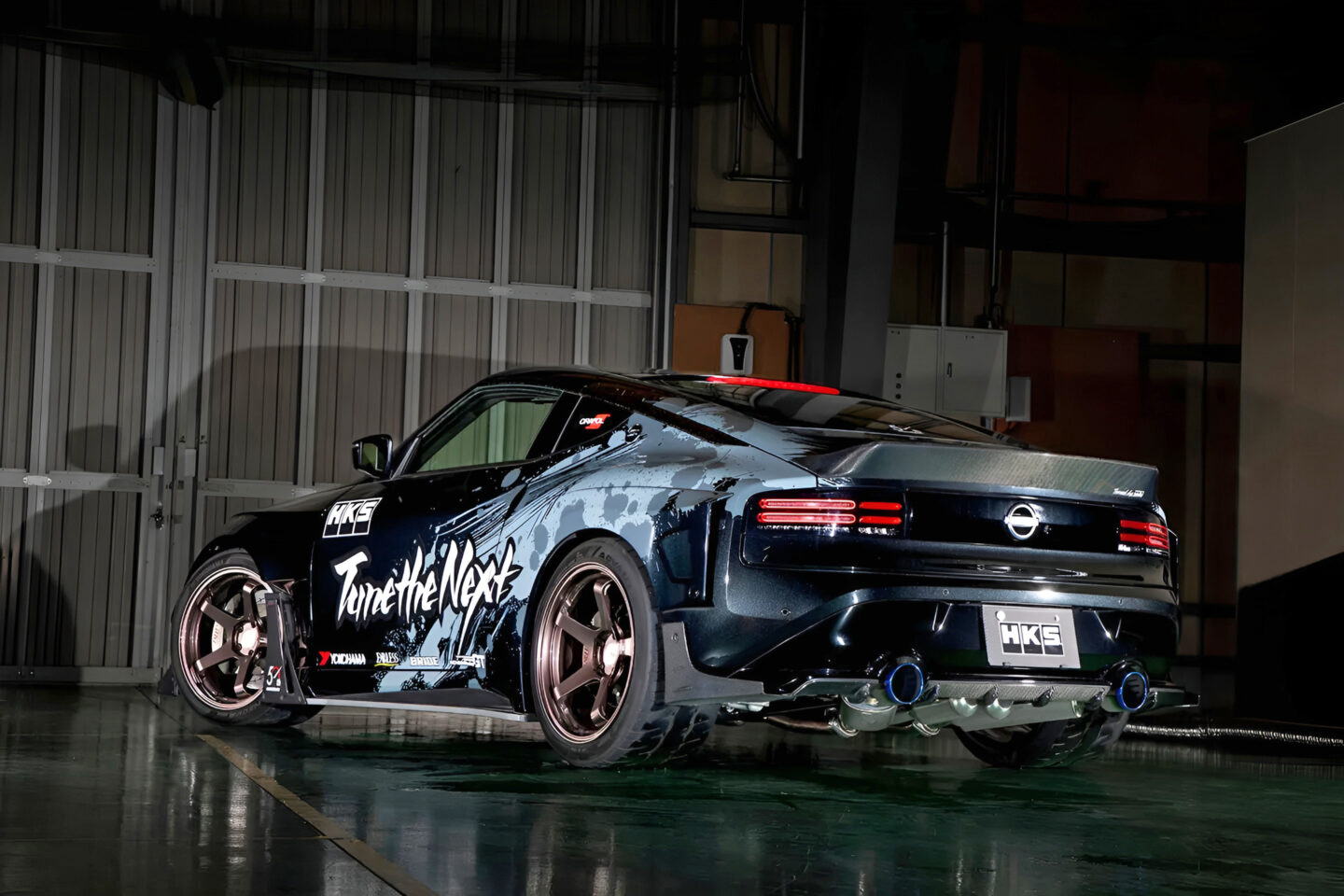 最新Zを“真のスポーツカー”へ！」HKSが挑むRZ34チューニング最前線