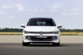 フォルクスワーゲン(Volkswagen)はドイツ語で「人々のクルマ」を意味する (写真は現行のゴルフeHybrid)。
