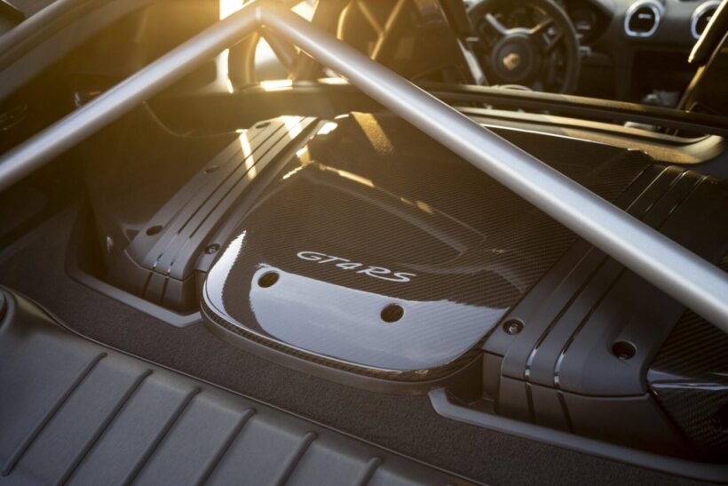 トップモデルにはサーキット走行も視野に入れた装備を搭載する（写真はケイマン GT4 RSのエンジンルーム）。