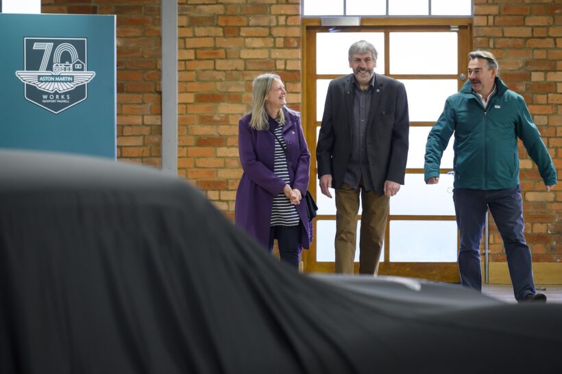 「アストンマーティン DB5」と対面した、ジョン・ウィリアムズ夫妻。