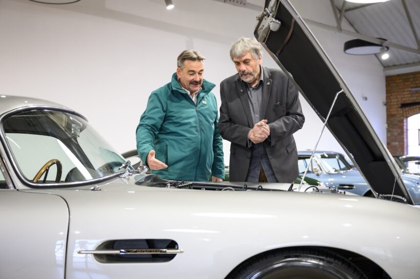 「アストンマーティン DB5」と対面した、ジョン・ウィリアムズ夫妻。