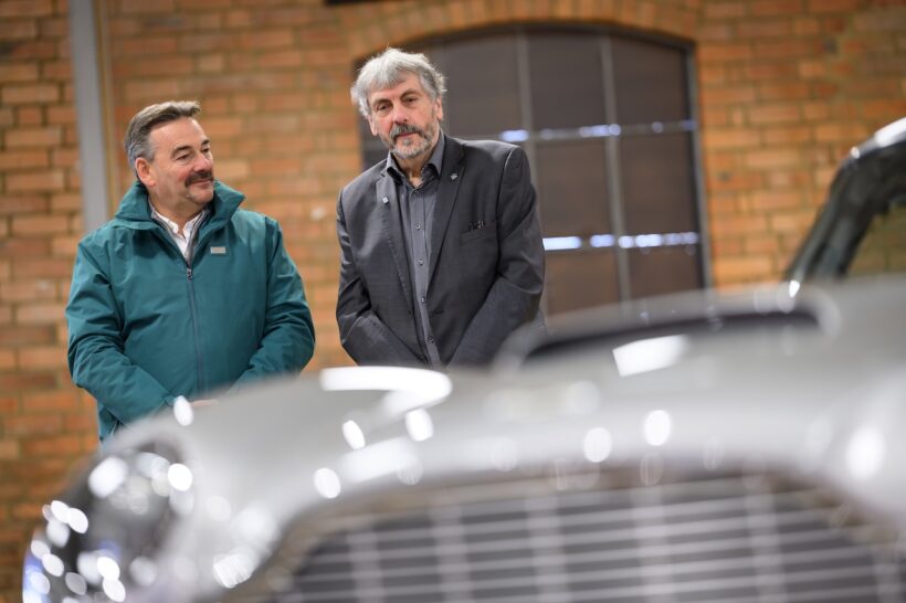 「アストンマーティン DB5」と対面した、ジョン・ウィリアムズ夫妻。