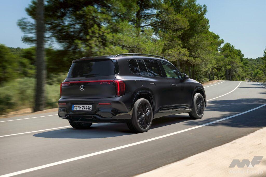 新型「メルセデス・ベンツ GLB」の走行シーン。