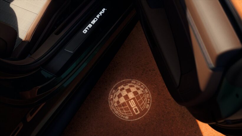 「ポルシェ 911 GT3 90 F.A.ポルシェ」のインテリア。