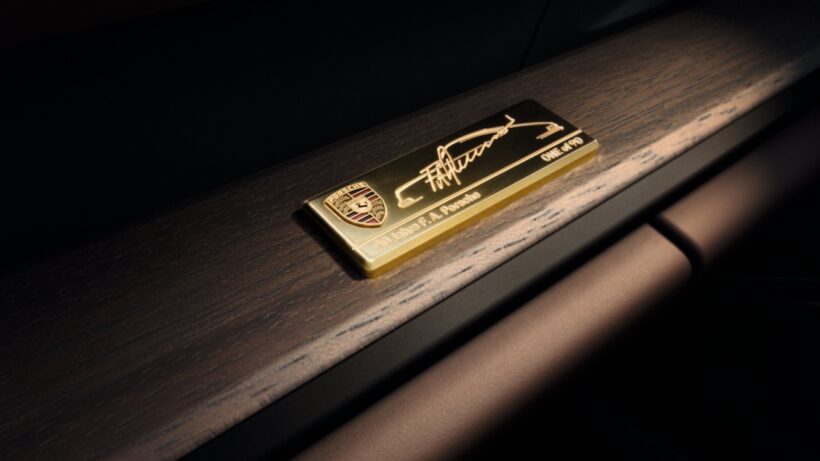 「ポルシェ 911 GT3 90 F.A.ポルシェ」のインテリア。