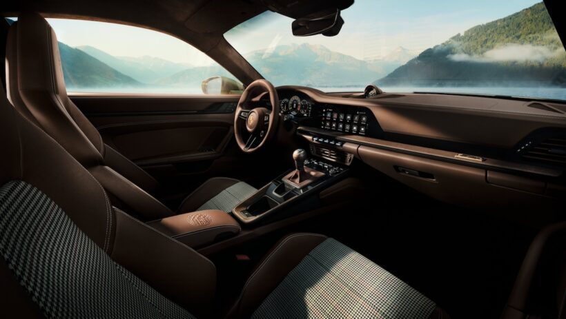 「ポルシェ 911 GT3 90 F.A.ポルシェ」のインテリア。