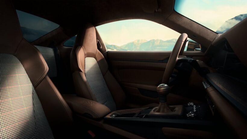 「ポルシェ 911 GT3 90 F.A.ポルシェ」のインテリア。