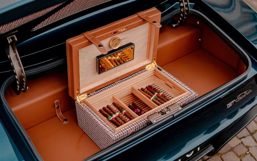 車両の素材と同一のマテリアルを用いた特注の「シガーヒュミドール（葉巻保湿ケース）」。