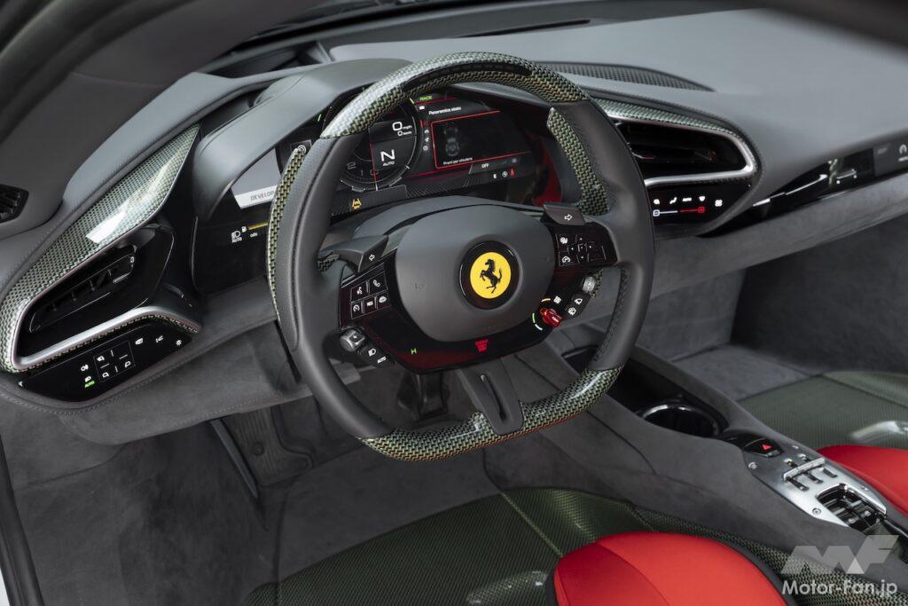 サムスン・ディスプレイが開発した自動車用OLEDパネルは、超薄型ベゼルや発色など、フェラーリのインテリアに革新を起こすことになる。