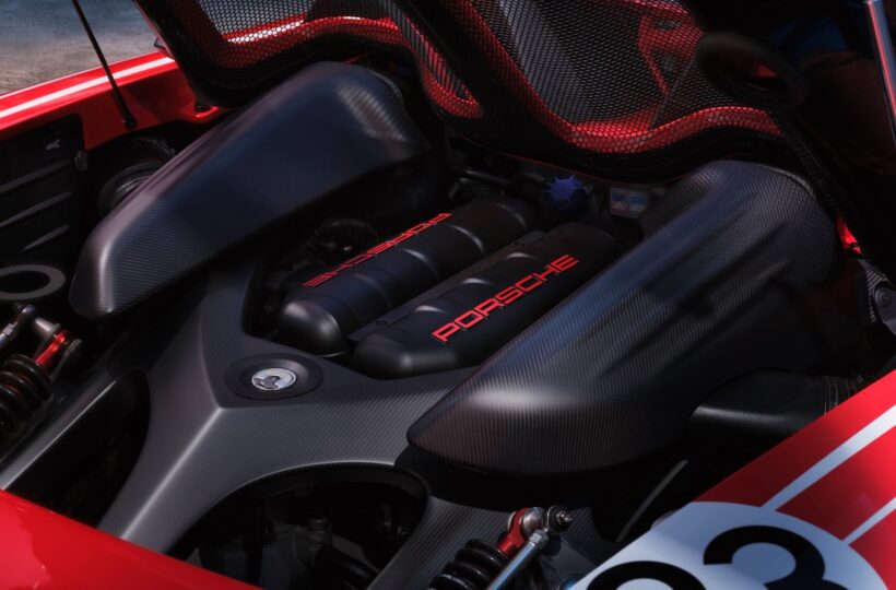 ファクトリー・リコミッションによって、レッド＆ホワイトのカラーリングが施された「ポルシェ カレラ GT」。