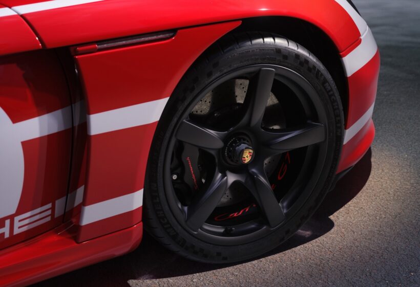 ファクトリー・リコミッションによって、レッド＆ホワイトのカラーリングが施された「ポルシェ カレラ GT」。