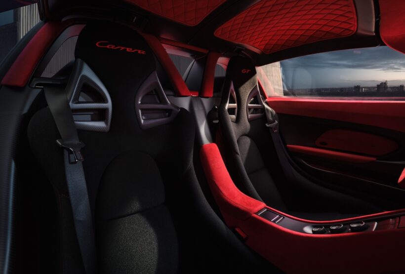 ファクトリー・リコミッションによって、レッド＆ホワイトのカラーリングが施された「ポルシェ カレラ GT」。