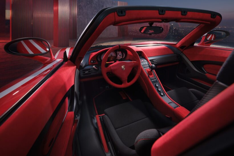 ファクトリー・リコミッションによって、レッド＆ホワイトのカラーリングが施された「ポルシェ カレラ GT」。