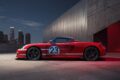 ファクトリー・リコミッションによって、レッド＆ホワイトのカラーリングが施された「ポルシェ カレラ GT」。