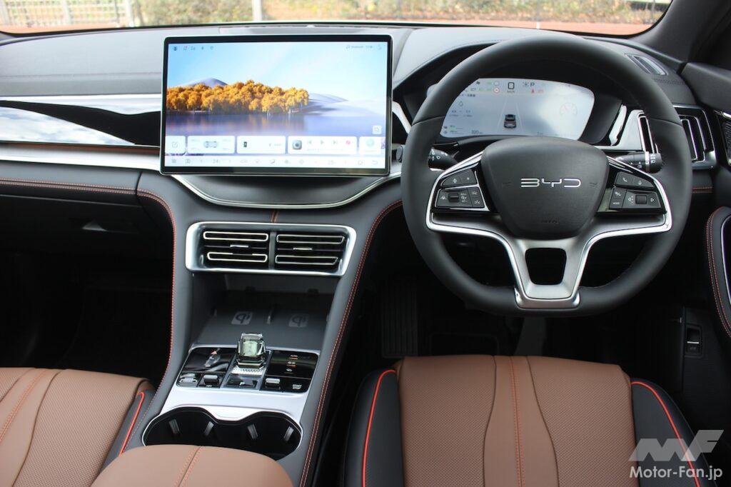 先進的な仕立てだが、使用頻度の多い装備はハードスイッチで操作する