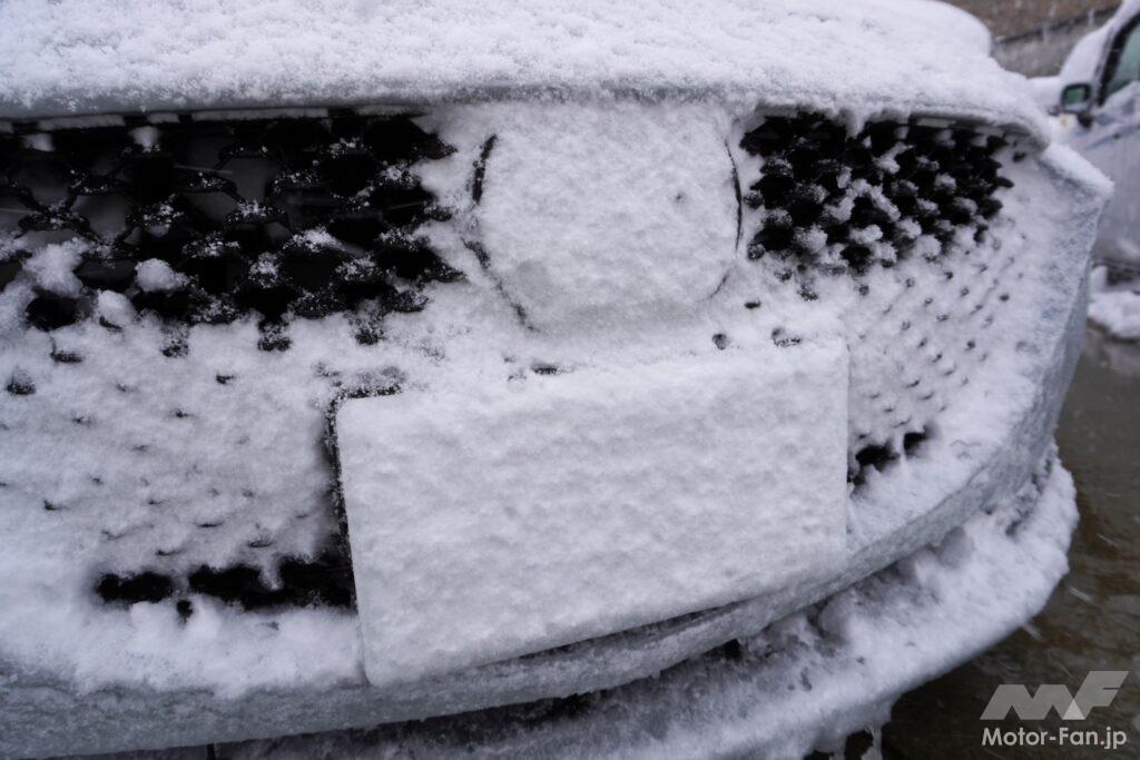 ナンバーが雪で覆われている写真