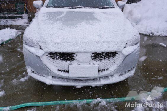 ナンバープレートが雪で覆われた車の写真