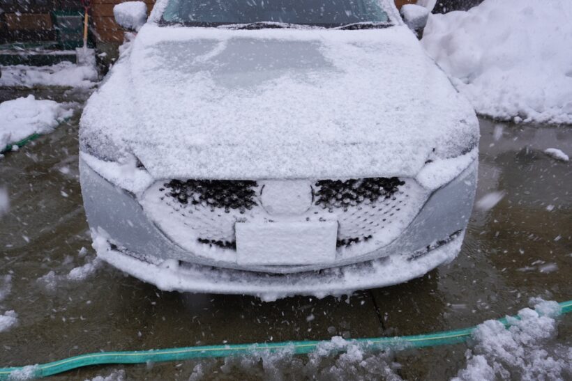 ナンバープレートが雪で覆われた車の写真