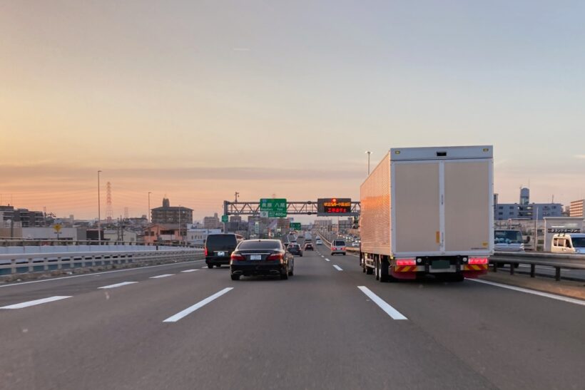 幹線道路走行中の写真