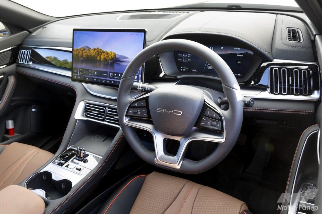 センターに備わる巨大な15.6インチディスプレイ。エアコン操作も集約されるので、ボイスコントロールの方がストレスが少ないだろう。