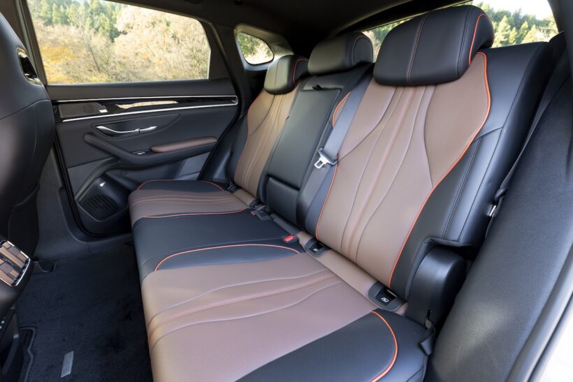 スポーティな形状の前席にはシートヒーターやベンチレーションが標準で装備される。後席は6:4の分割可倒式。