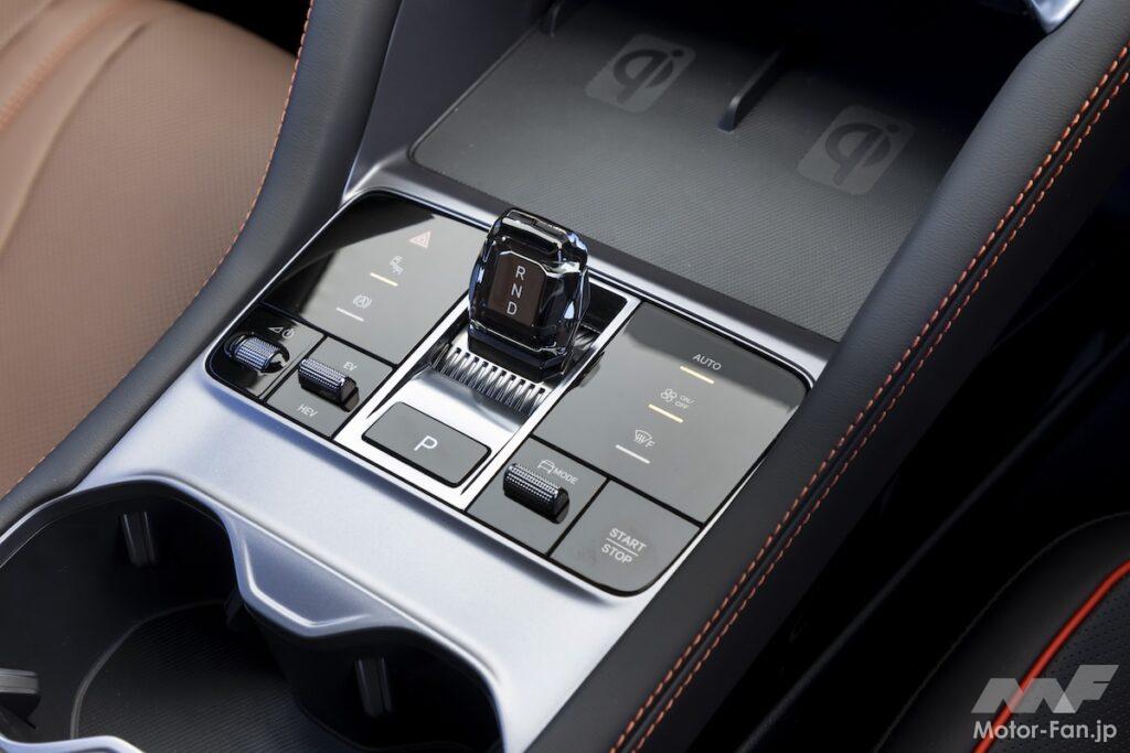 EVモードとハイブリッドモードが選択可。ハイブリッドモードは市街地走行の約80%がEV走行で、高速走行の約70%がエンジン走行だという。