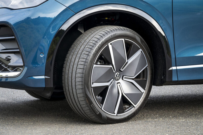 20インチタイヤ（255/40R20、ピレリ・スコーピオン）