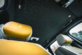 「スターライト・ヘッドライナー」はロールス・ロイスのインテリアにおける象徴的な装備。レザーに800～1600の穴を開け、そこにLEDをはめ込んで製作される。