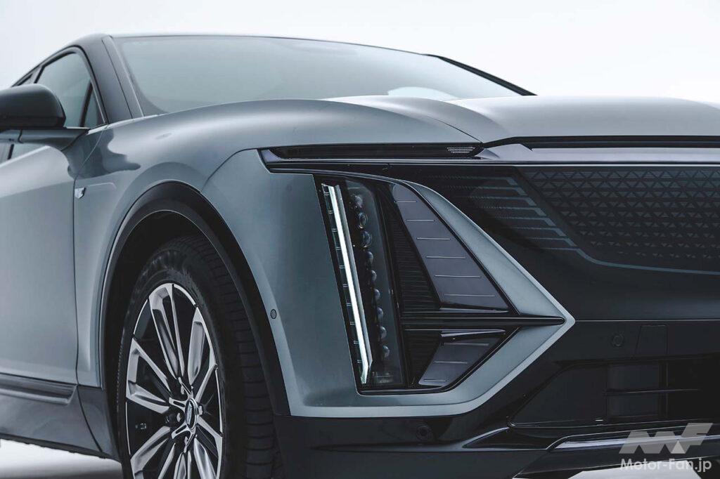 キャデラックらしさを示す縦型LEDヘッドライト部。短いオーバーハングとボディコーナーを斜めにカットすることで前輪まで充実した姿を形作っており、その勢いは後方へと向かう。