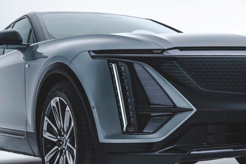 キャデラックらしさを示す縦型LEDヘッドライト部。短いオーバーハングとボディコーナーを斜めにカットすることで前輪まで充実した姿を形作っており、その勢いは後方へと向かう。