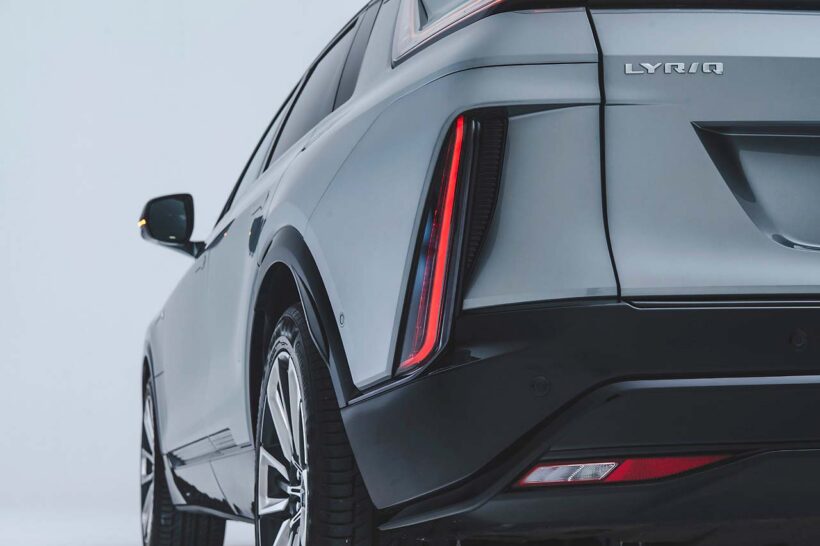 空力最適化を狙うリヤクォーター形状と組み合わされた、縦型のLEDテールランプ。その造形は1967年型のエルドラドをオマージュしたものだ。その横に位置するブラックのガーニッシュはフロントと呼応する形状。