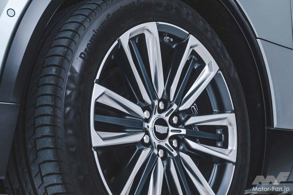 タイヤサイズは前後275/45R21。ホイールは中心から外側へ伸びる6本スポークタイプで、足元をさらに大きく感じさせる。