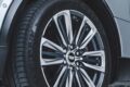 タイヤサイズは前後275/45R21。ホイールは中心から外側へ伸びる6本スポークタイプで、足元をさらに大きく感じさせる。