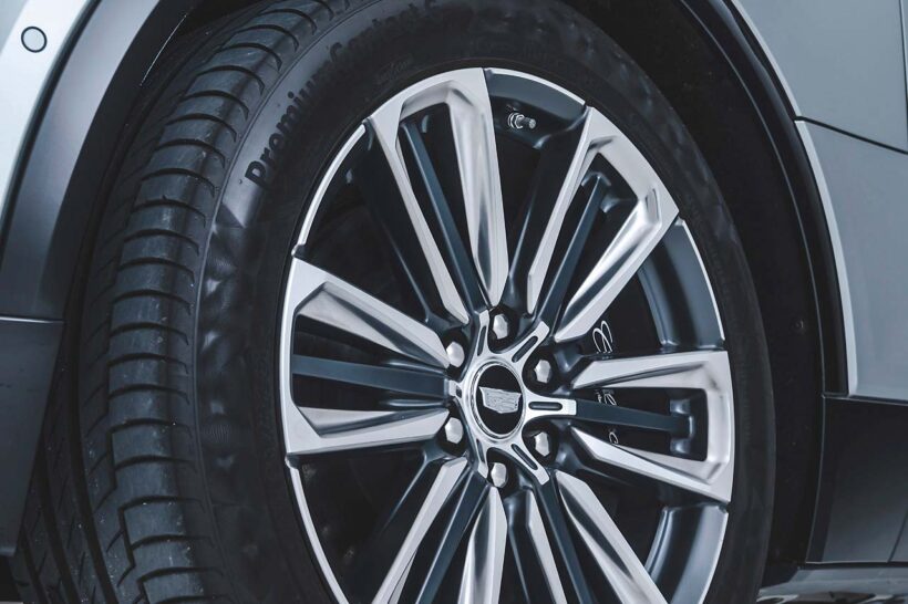 タイヤサイズは前後275/45R21。ホイールは中心から外側へ伸びる6本スポークタイプで、足元をさらに大きく感じさせる。