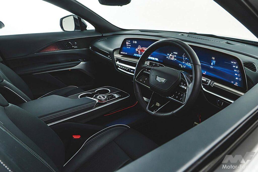 ドライバーを包み込むように配置される33インチのLEDディスプレイは、横長だった1960年代のキャデラックのメーターナセルを思わせる。ステアリングのセンターパッドとスポーク部を取り囲むクロームメッキ加飾も、どこかホーンリングをイメージさせる意匠だ。