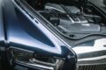 6.75リッターV12ツインターボはトルク重視の設定で、900Nmの最大トルクはゴースト、カリナンのブラックバッジと同等。3D形状の削り出しステンレススチールホイールは22インチ。