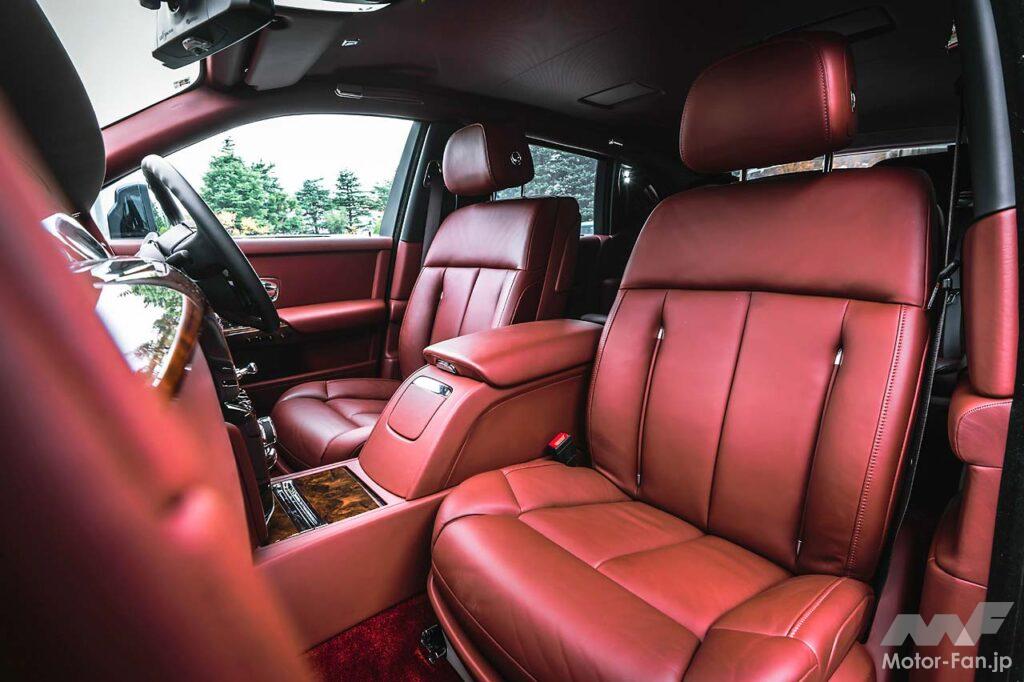 固定式の後席センターコンソールを備えた「セレニティシート」。試乗車にはウイスキー用のデキャンタと2つのグラスが装備。シートバック中央部分には照明付きのシャンパンクーラーと2つのグラスが収まる。