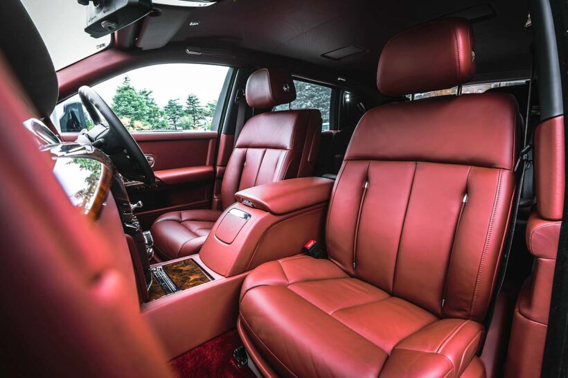 固定式の後席センターコンソールを備えた「セレニティシート」。試乗車にはウイスキー用のデキャンタと2つのグラスが装備。シートバック中央部分には照明付きのシャンパンクーラーと2つのグラスが収まる。