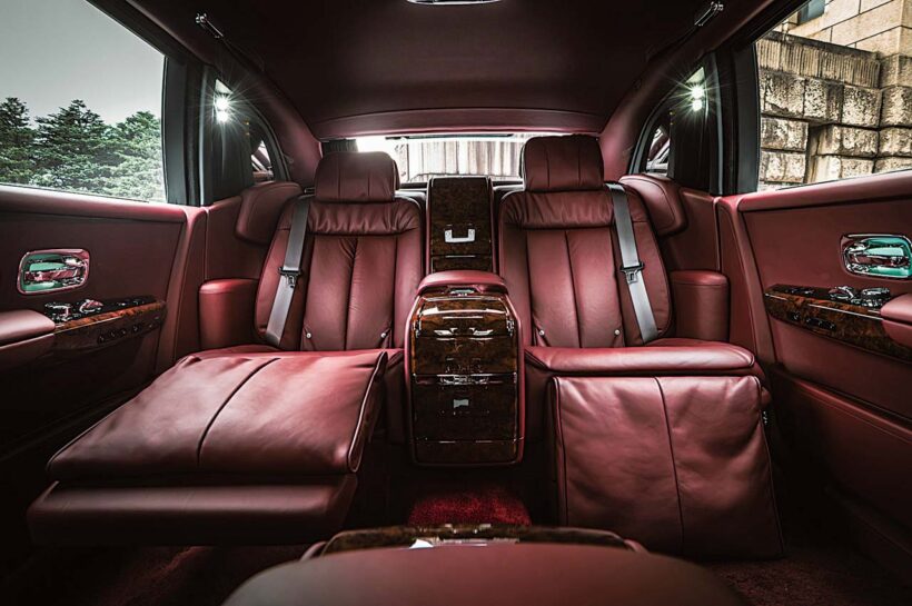 固定式の後席センターコンソールを備えた「セレニティシート」。試乗車にはウイスキー用のデキャンタと2つのグラスが装備。シートバック中央部分には照明付きのシャンパンクーラーと2つのグラスが収まる。